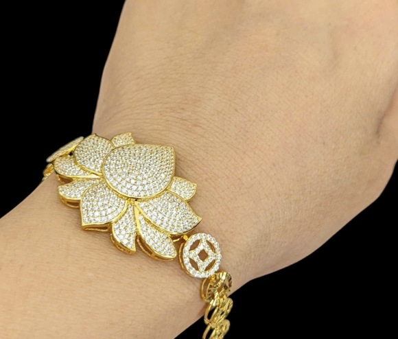 Lắc Tay Đồng Tiền Hoa Sen Hột Trắng