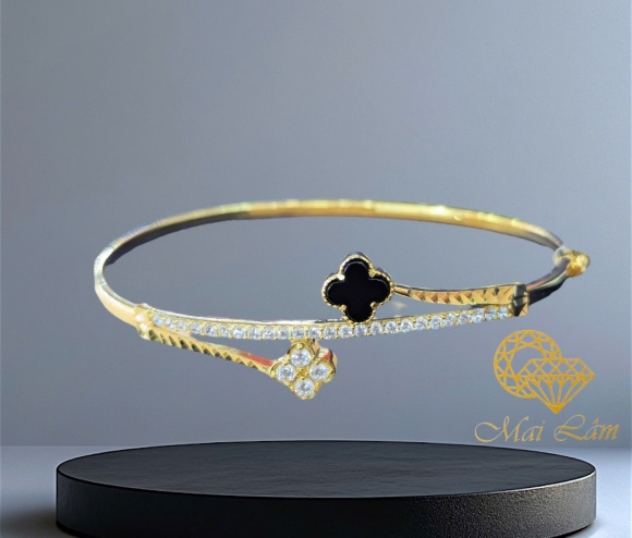 Vòng Tay Hoa Đen, Trắng