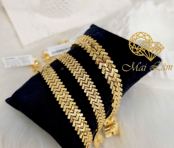 Lắc Chữ M Chạm Máy