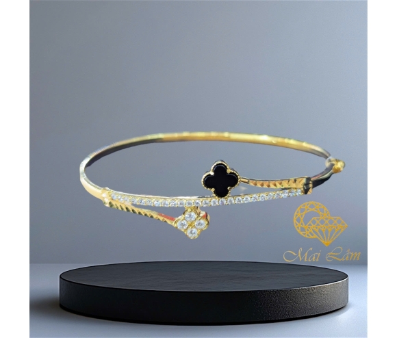 Vòng Tay Hoa Đen, Trắng